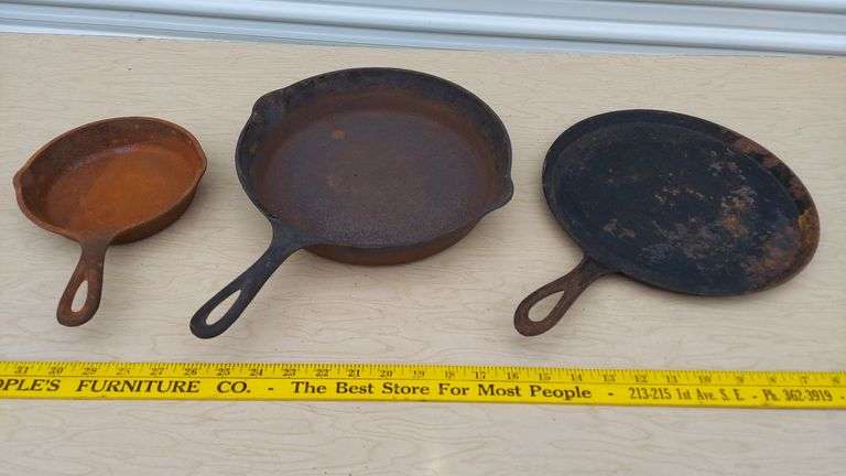 Cast Iron Pans, unknown mfg, no brand markings image