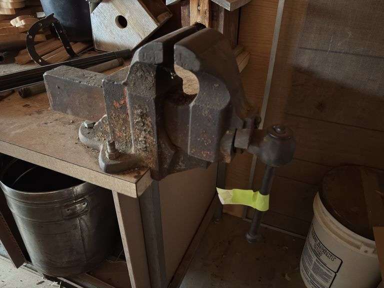 Heavy 4 inch bench vise - please bring tools to remove image