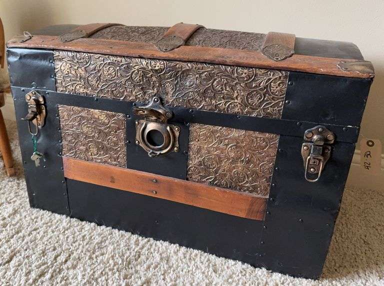 14 x 26 x 17H small humpback trunk image