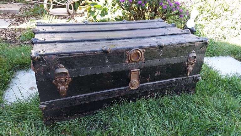 Flat-top trunk, 32"L x 18"D x 13"H, WITH KEY! image