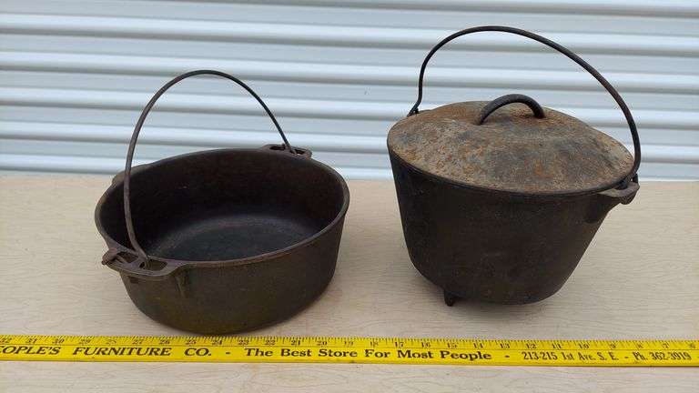 Cast Iron Pots, incl. dutch oven cauldron with lid, unknown mfg, no brand markings, Made in USA stamp image