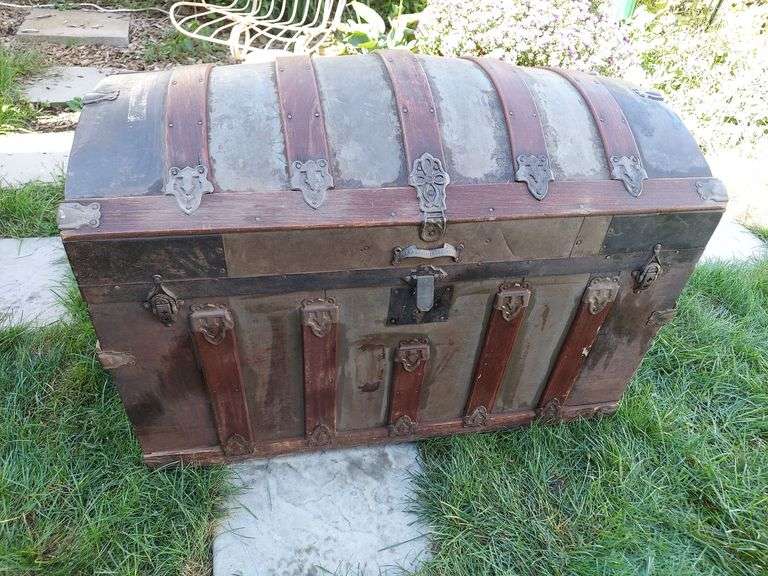 Camelback trunk, 36"L x 20"D x 24"H image