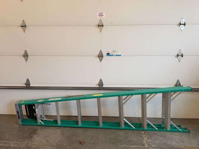 8' fiberglass step ladder image