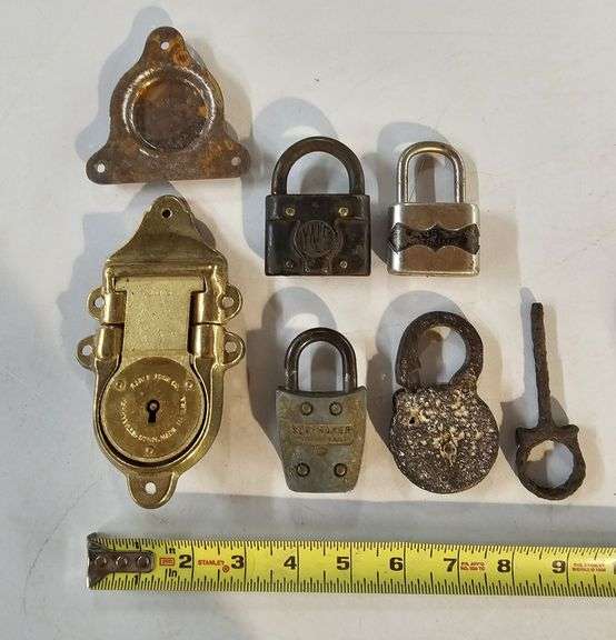 Quantity of padlocks and cable lock image