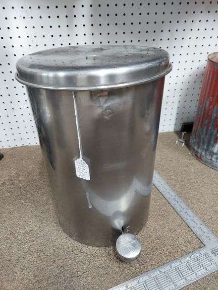 Beauty Can stainless steel trash can with lift-out insert, pedal-open lid image