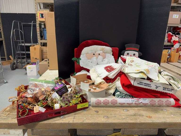 Table linens, toilet seat covers, napkin rings, etc image