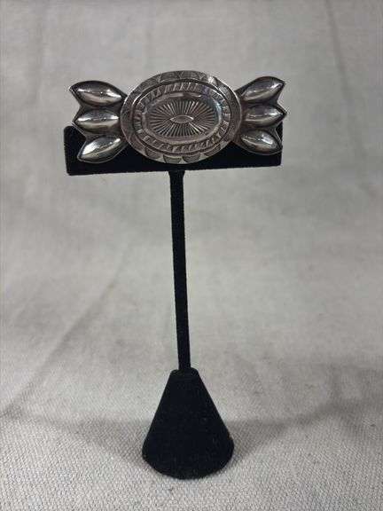 Unmarked stamped brooch 10 g image