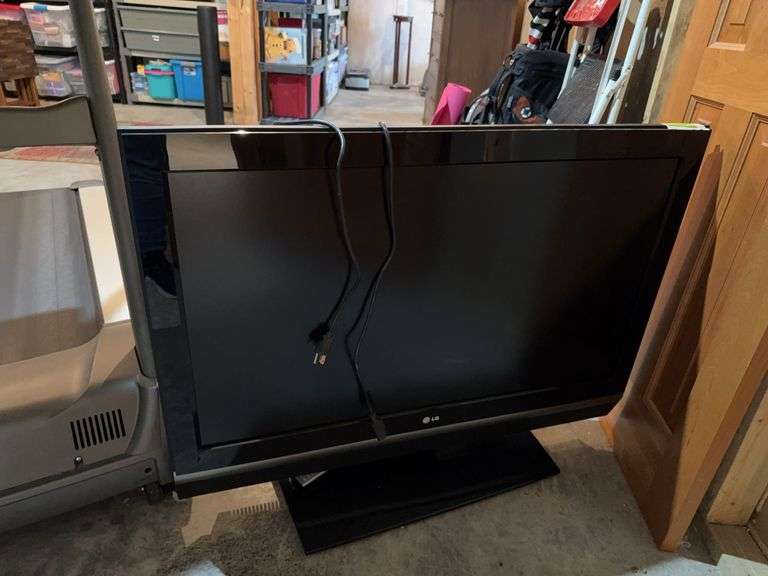 LG 42" flat screen TV w remote Model 42LC2D image
