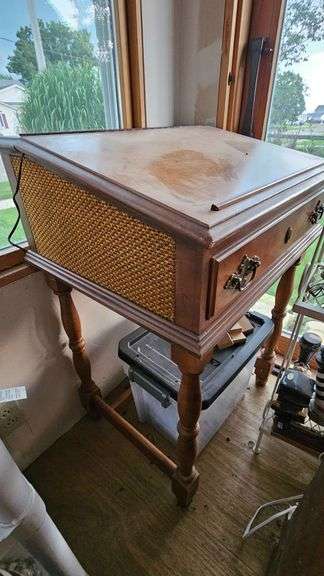 Artist Desk Radio with lift top & Turntable (34.75"H x 24"W x 20"D) untested image