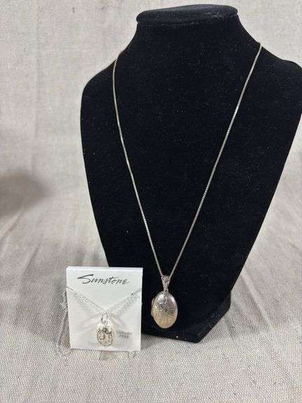 Two Sterling lockets with chain 17 g total weight image