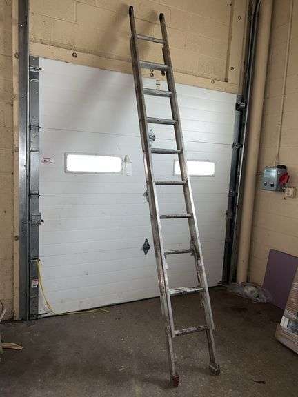 Light duty 10 ft extension ladder no name no labels. image