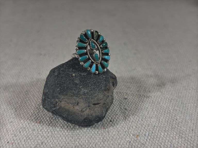 Unmarked Zuni Petit point ring missing one stone size 6, 3.3 g total weight image