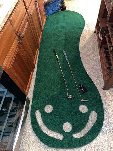 Putting green and 2 putters image