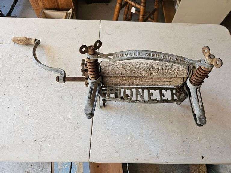 Lovell Pioneer hand ringer washer 28"x10"x10" image