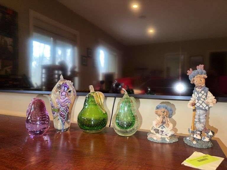 Art glass items and 2 Boyd Bears figurines image