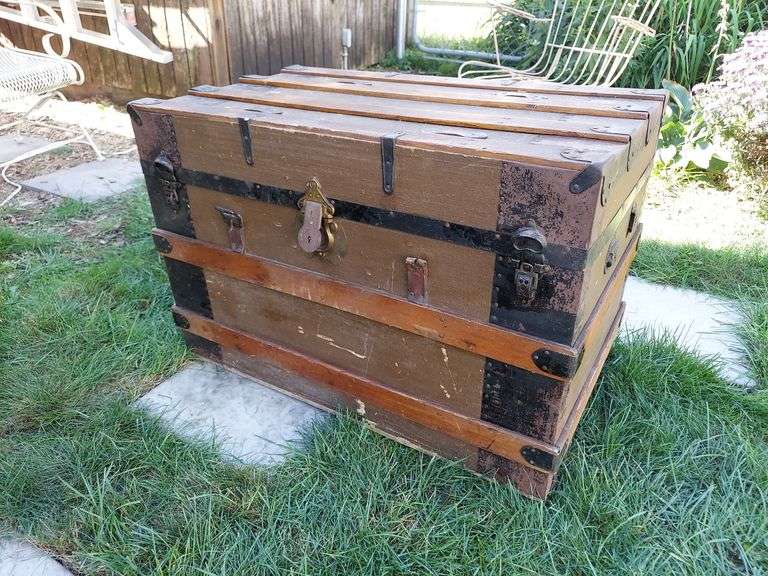 Flat-top trunk, 32.5"L x 18"D x 22"H image