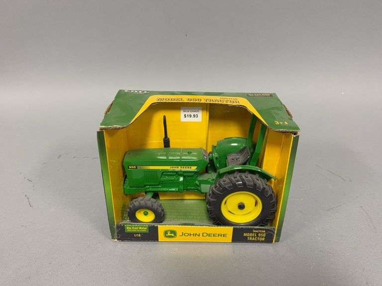 1:16 scale Ertl Model 950 tractor image