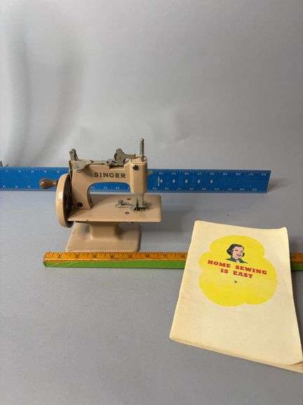 Singer miniature sewing machine and sewing guide book image