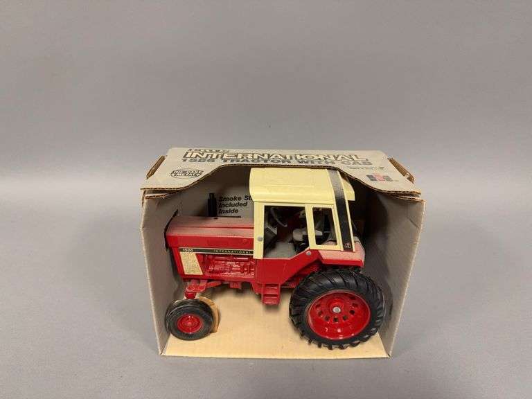 1:16 scale Ertl International 1586 tractor w cab image