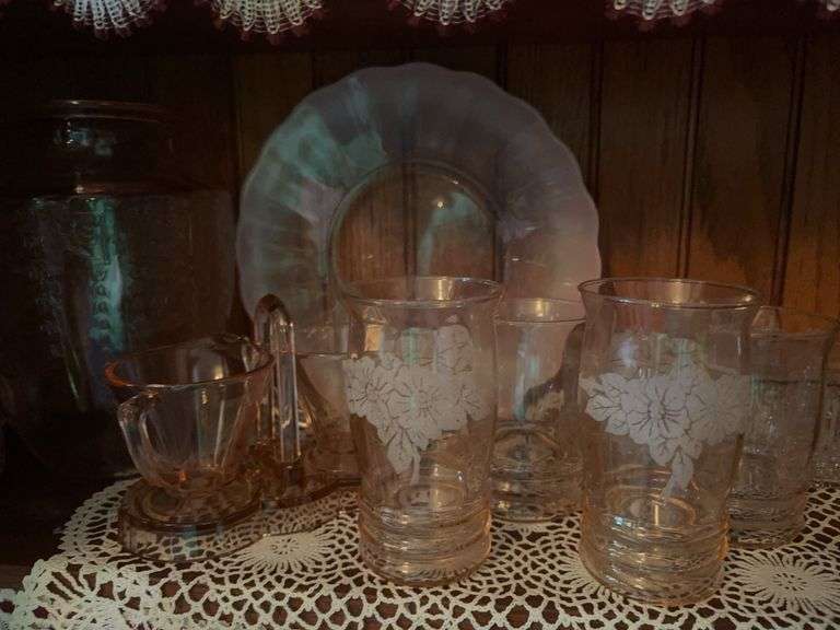 Pink depression glass, various pieces image