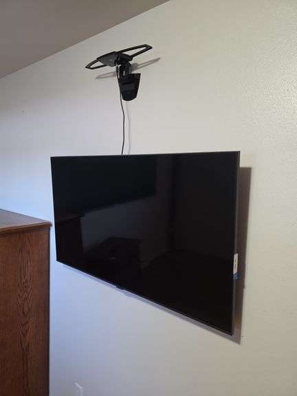 Samsung 50 inch TV with antenna, bring tools to remove from wall. image