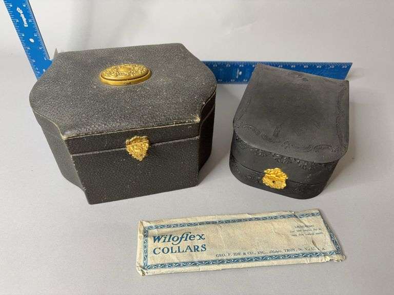 Collar boxes and collars image