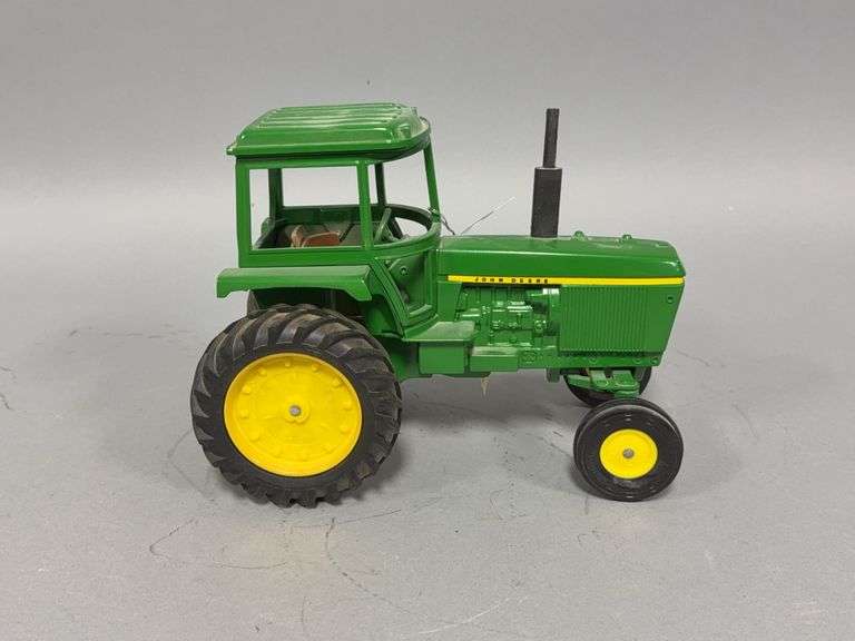1:16 scale Ertl John Deere tractor image