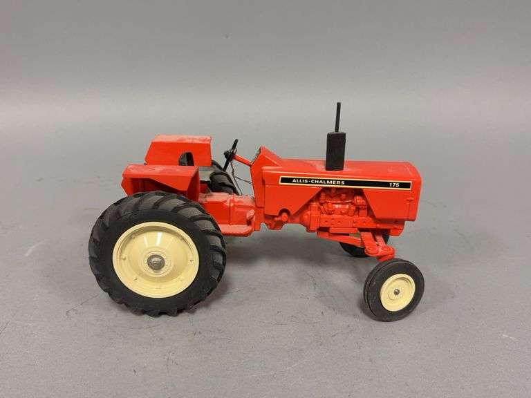 1:16 scale Allis-Chalmers 175 tractor Crossroads USA Toy Show 1991 image