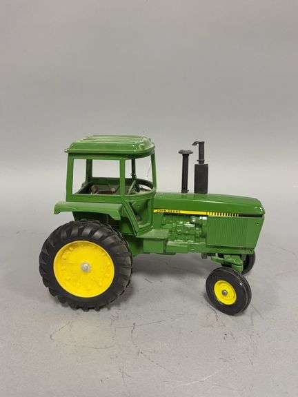 1:16 scale Ertl John Deere tractor image