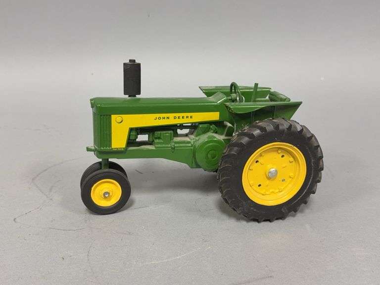 1:16 scale John Deere tractor, no  markings image