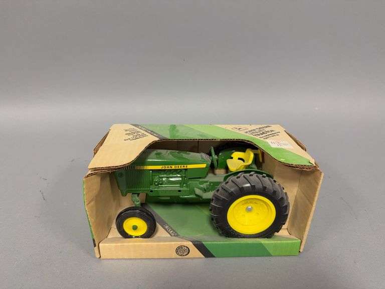1:16 scale Ertl John Deere Utility tractor image
