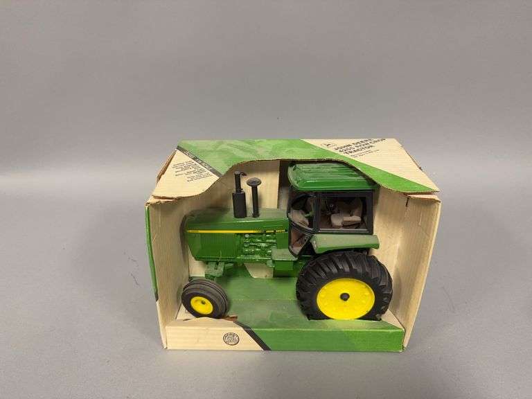 1:16 scale Ertl John Deere 4255 Row Crop tractor image