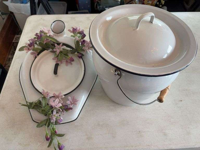 Enemal pail w lid and and enamel urinal w lid image