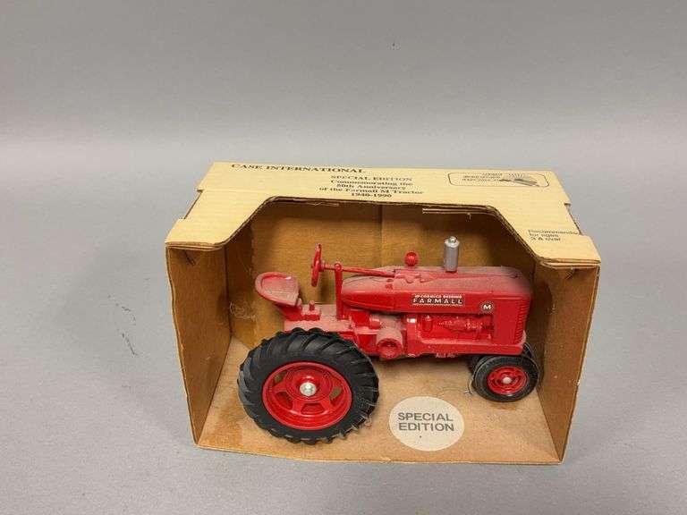 1:16 scale Ertl Farmall M Special Edition image