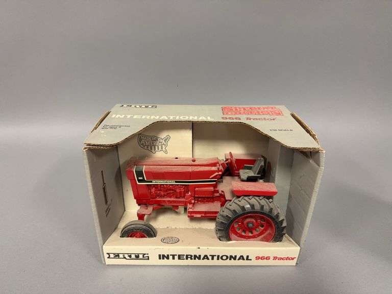 1:16 scale Ertl International 966 tractor image