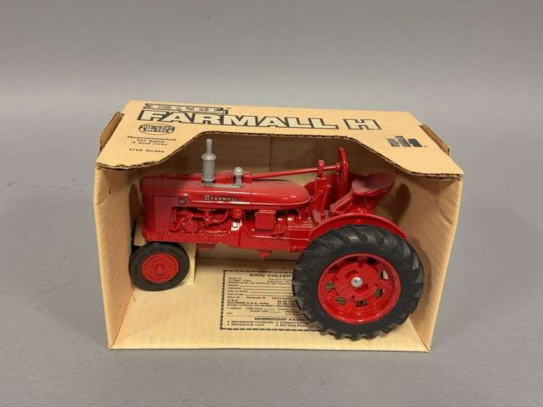 1:16 scale Ertl Farmall H image