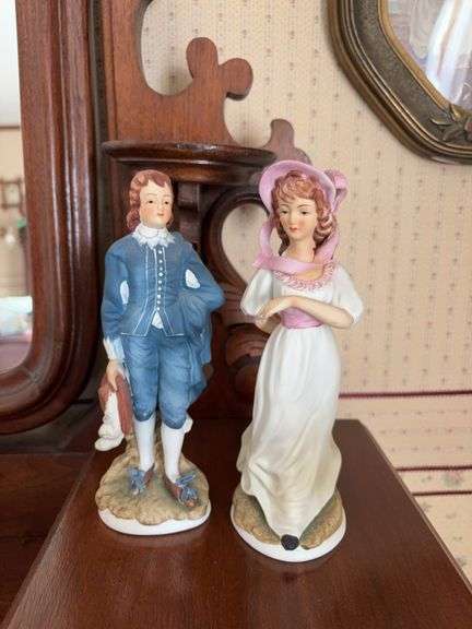 Four pieces wall art and Lefton Pinky and Blue Boy figurines image