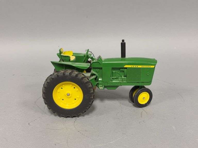 1:16 scale John Deere tractor image