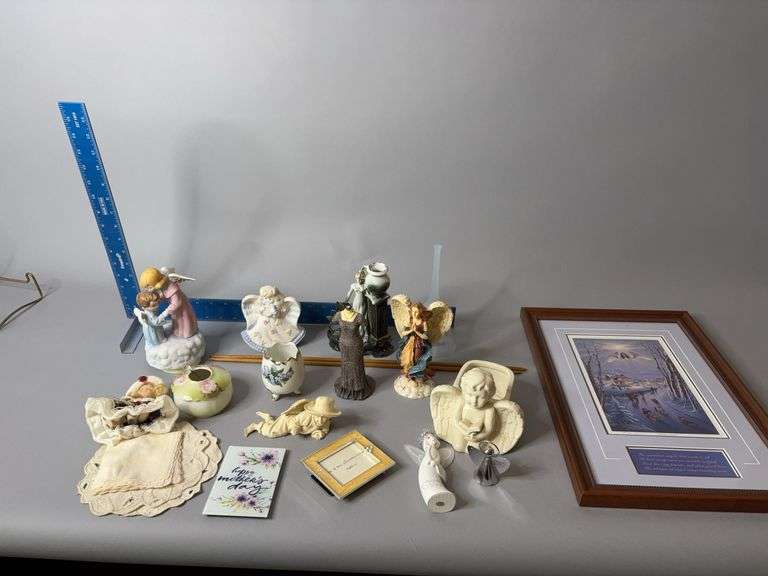 Tchotchkes for dusting image
