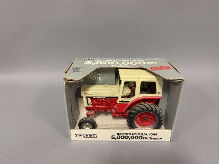 1:16 scale Ertl International 1066 tractor Special Edition image