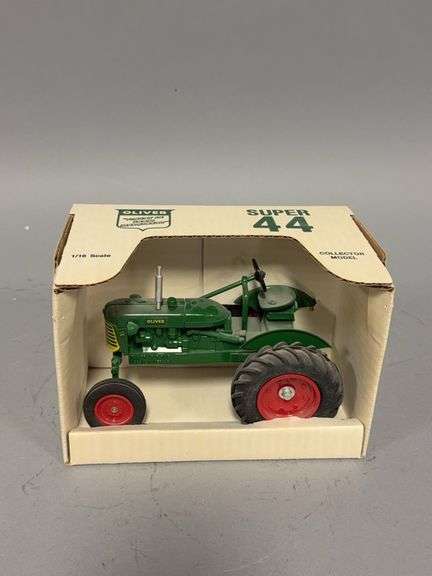 1:16 scale Spec Cast Oliver Super 44 tractor The Toy Tractor Times image