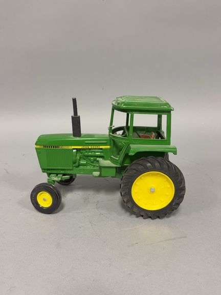 1:16 scale Ertl John Deere tractor image