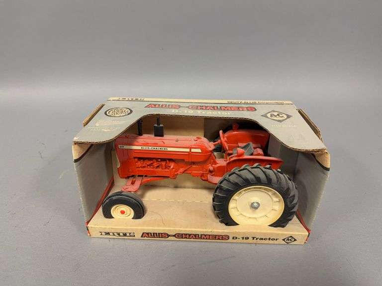 1:16 scale Ertl Allis-Chalmers D-19 tractor image