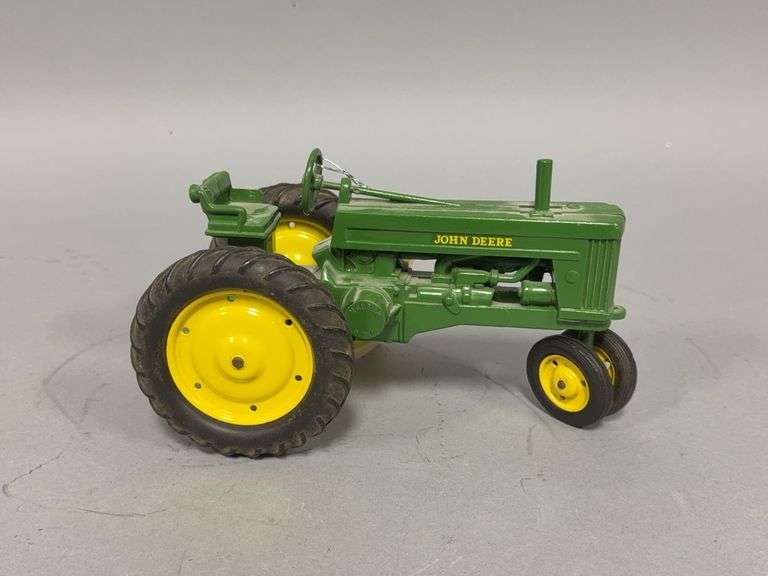 1:16 scale Ertl John Deere tractor, no markings image