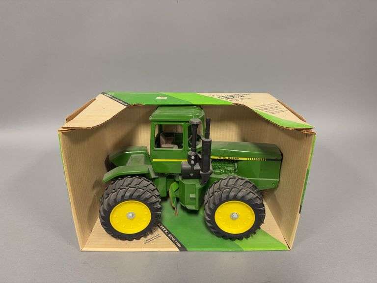 1:16 scale Ertl John Deere 4-wheel drive tractor image
