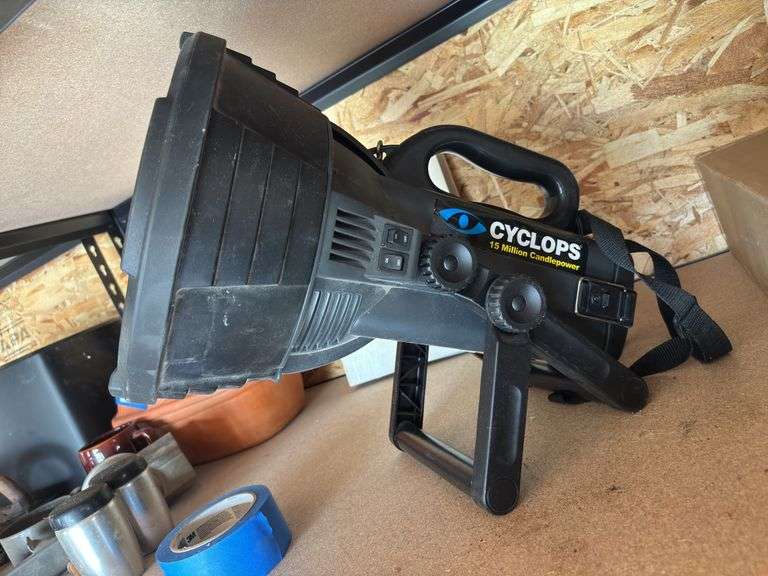 Massive cyclops 15 million candle power Spotlight, unsure of battery or charging status