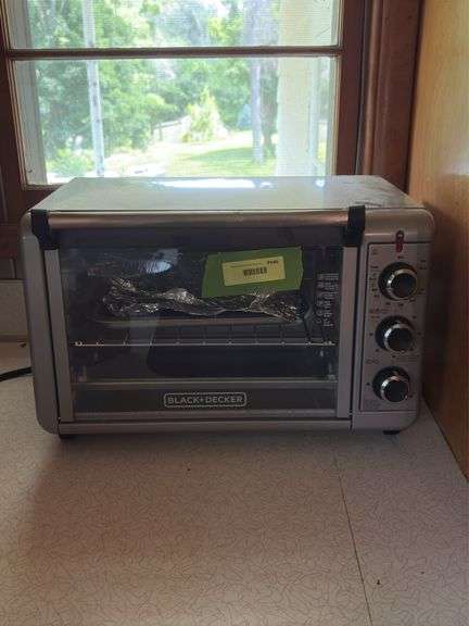 Black and Decker toaster oven with accessories