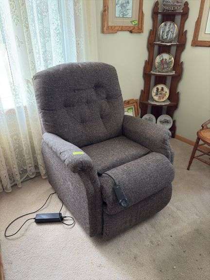 Luxury Lift La-Z-Boy electric lift chair, Still has tags on