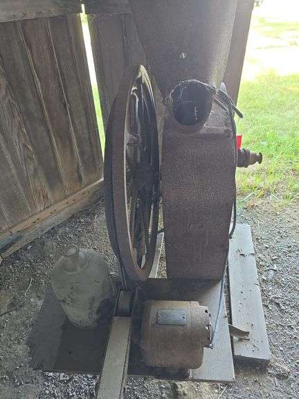 IH one hole corn sheller w/ electric motor that may not work anymore