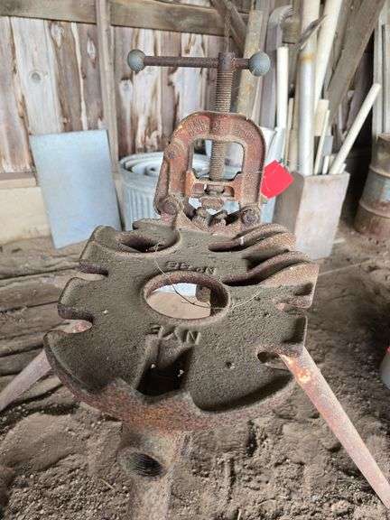 Pipe threading stand